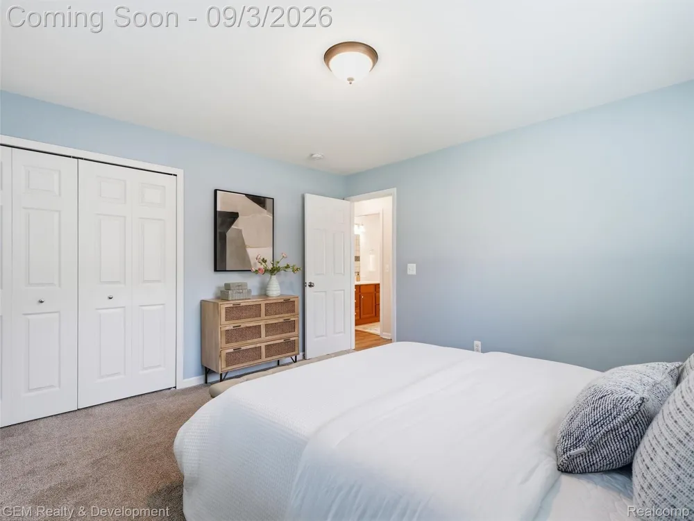 2067 Glen Iris Drive Commerce Charter Township, MI 48382