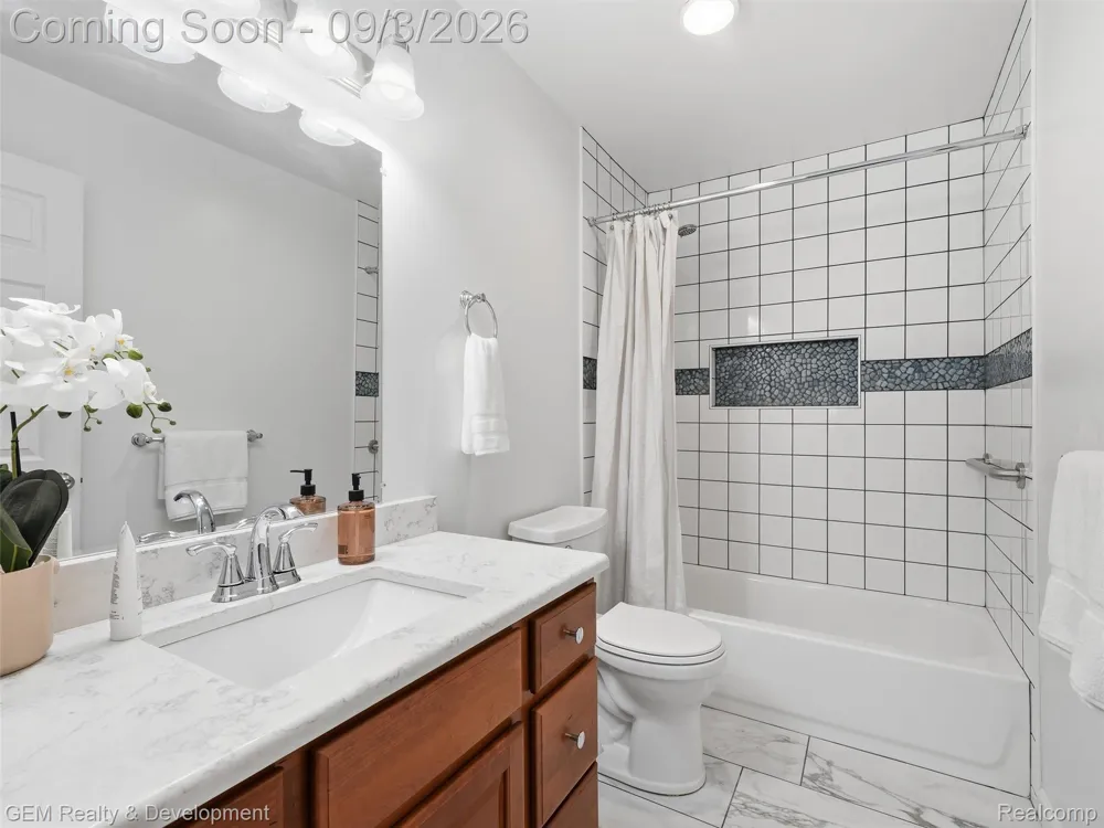 2067 Glen Iris Drive Commerce Charter Township, MI 48382