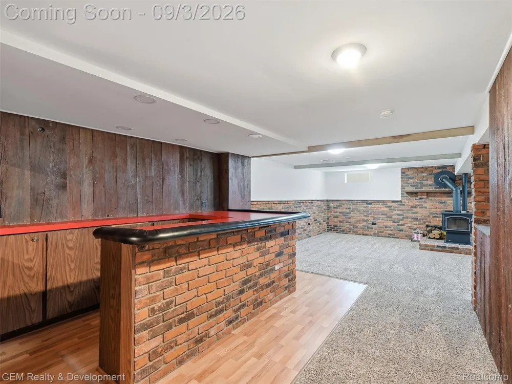 2067 Glen Iris Drive Commerce Charter Township, MI 48382