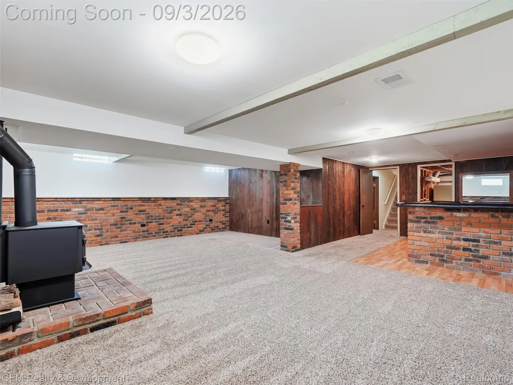 2067 Glen Iris Drive Commerce Charter Township, MI 48382