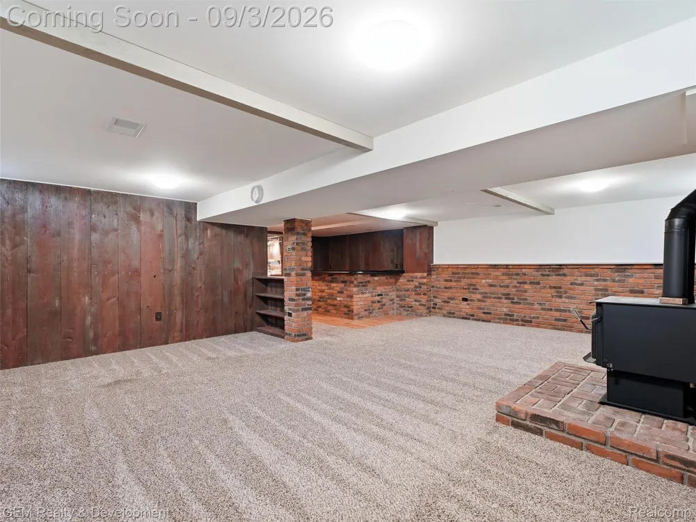 2067 Glen Iris Drive Commerce Charter Township, MI 48382