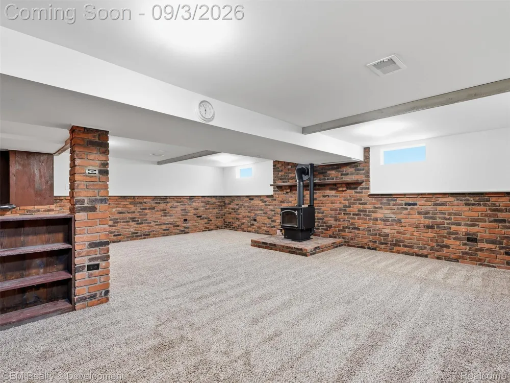 2067 Glen Iris Drive Commerce Charter Township, MI 48382