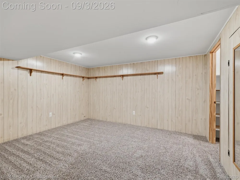 2067 Glen Iris Drive Commerce Charter Township, MI 48382
