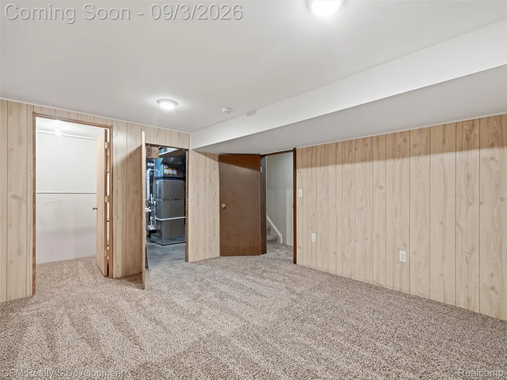 2067 Glen Iris Drive Commerce Charter Township, MI 48382