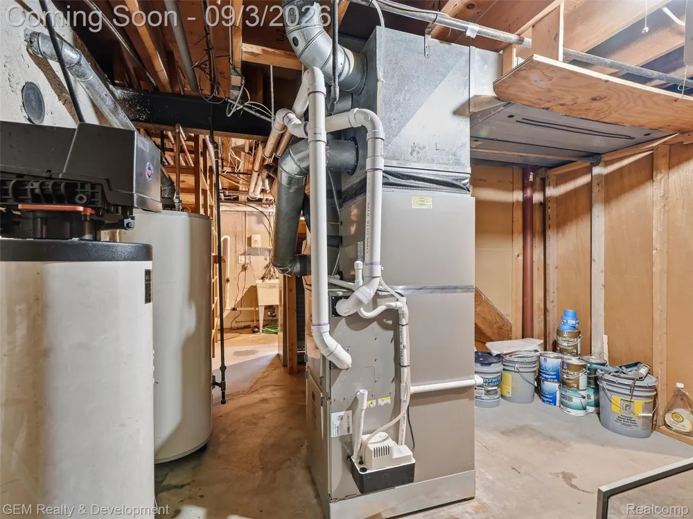 2067 Glen Iris Drive Commerce Charter Township, MI 48382