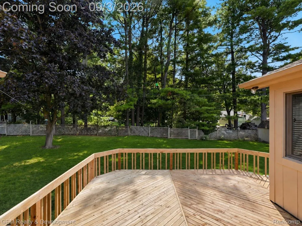 2067 Glen Iris Drive Commerce Charter Township, MI 48382