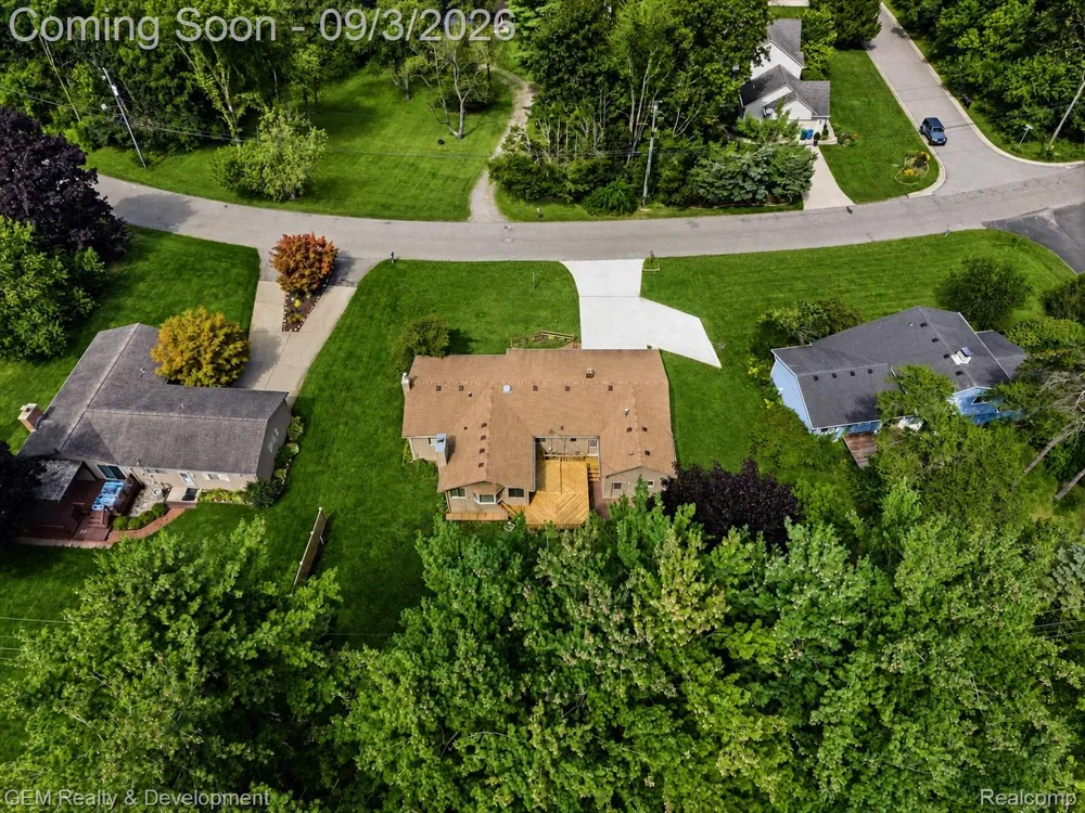 2067 Glen Iris Drive Commerce Charter Township, MI 48382