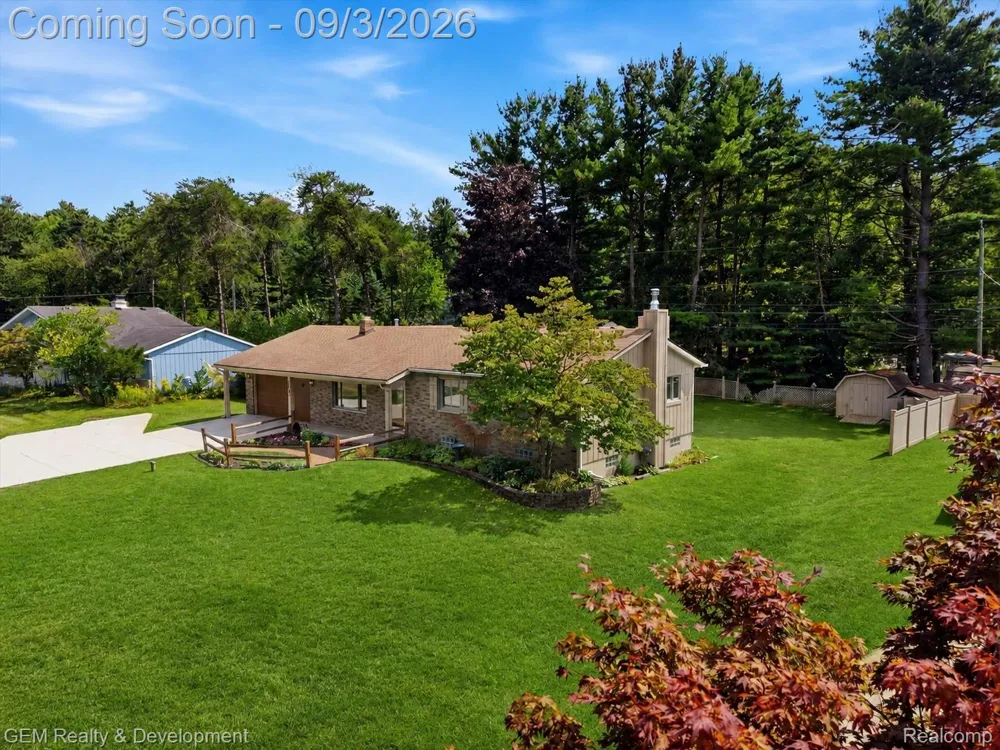 2067 Glen Iris Drive Commerce Charter Township, MI 48382