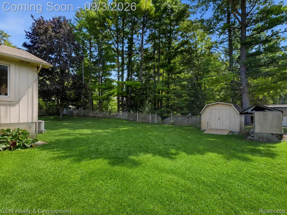 2067 Glen Iris Drive Commerce Charter Township, MI 48382