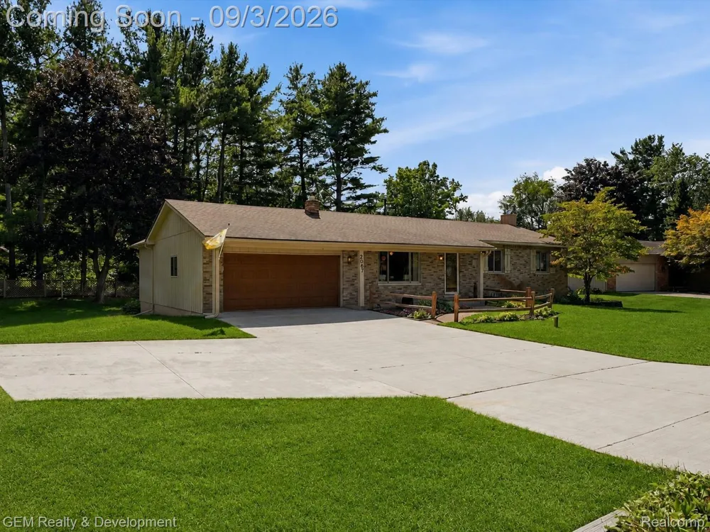 2067 Glen Iris Drive Commerce Charter Township, MI 48382