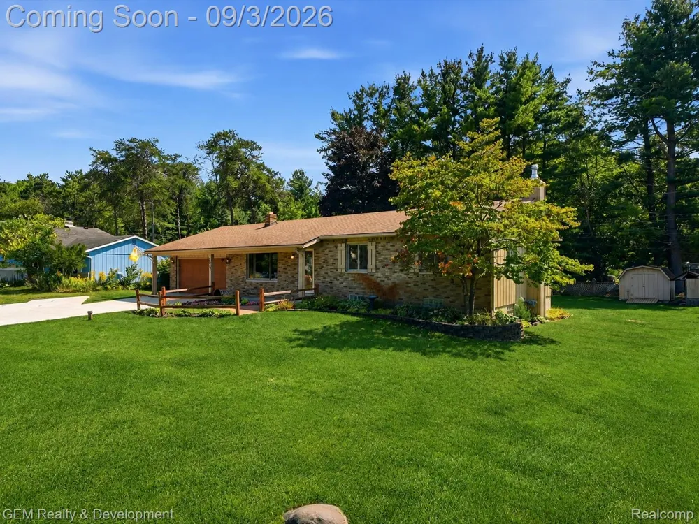 2067 Glen Iris Drive Commerce Charter Township, MI 48382