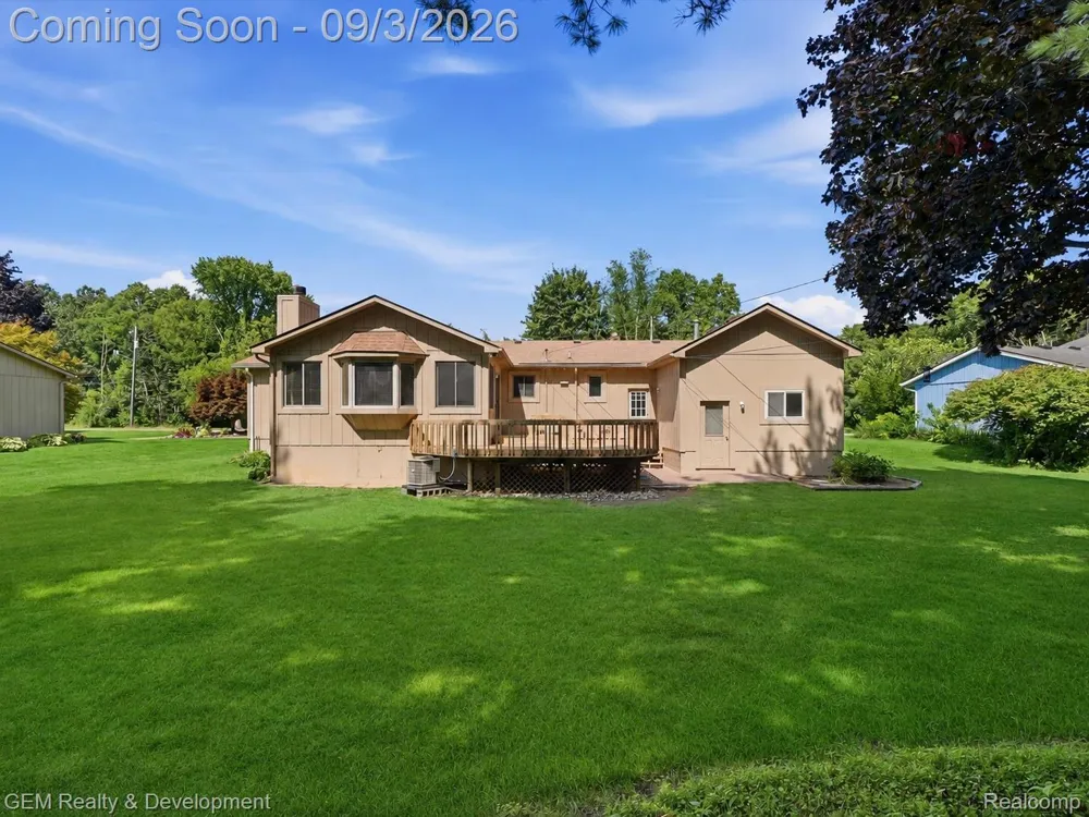 2067 Glen Iris Drive Commerce Charter Township, MI 48382