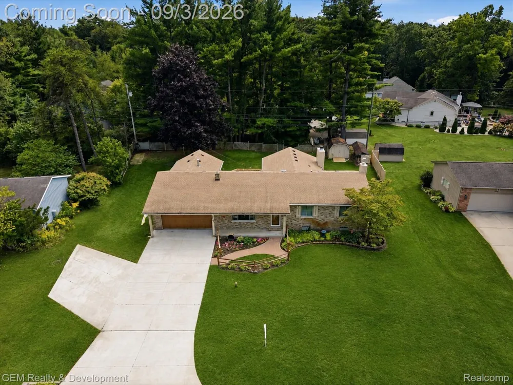 2067 Glen Iris Drive Commerce Charter Township, MI 48382