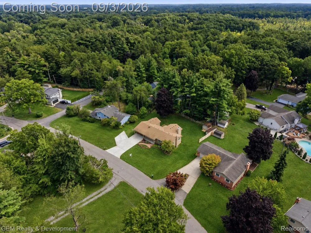 2067 Glen Iris Drive Commerce Charter Township, MI 48382