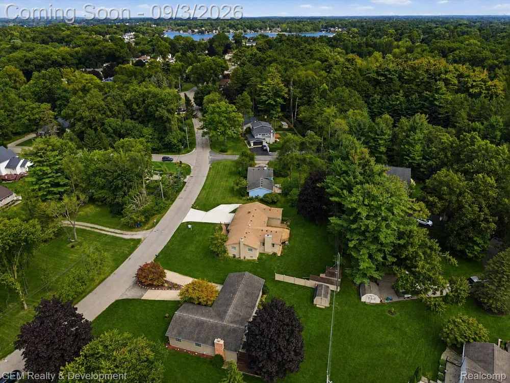 2067 Glen Iris Drive Commerce Charter Township, MI 48382