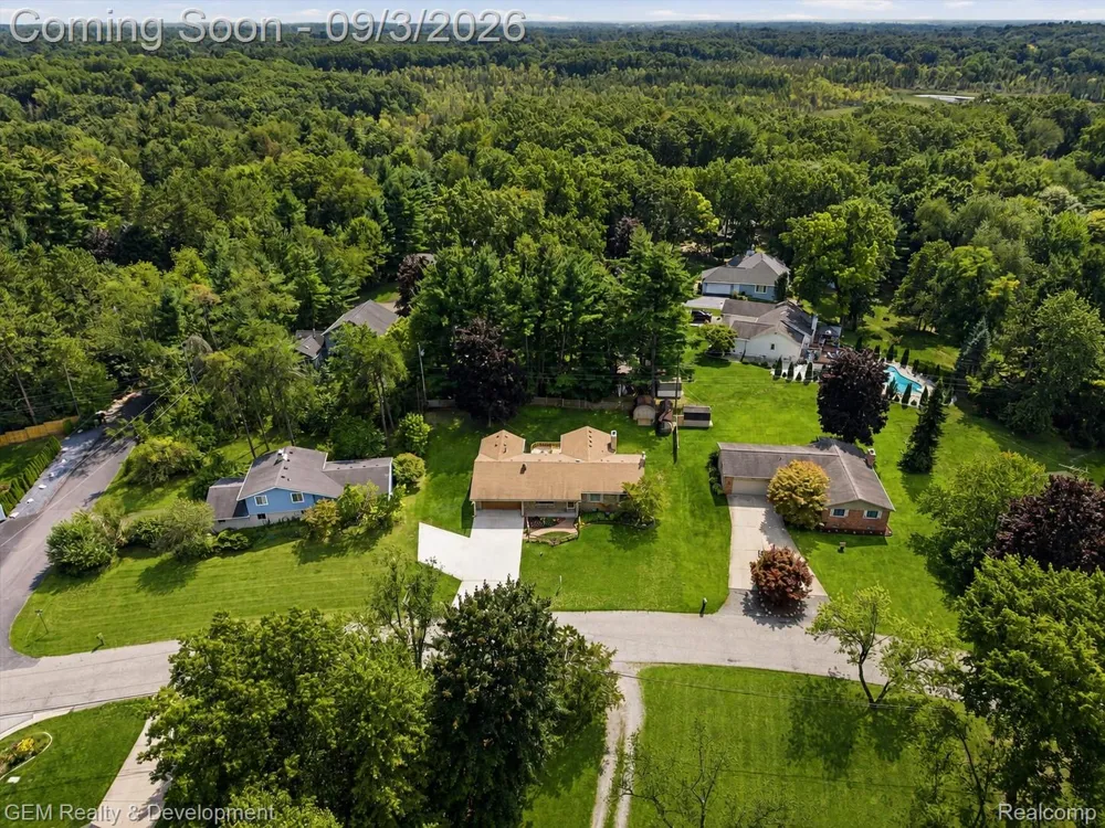 2067 Glen Iris Drive Commerce Charter Township, MI 48382