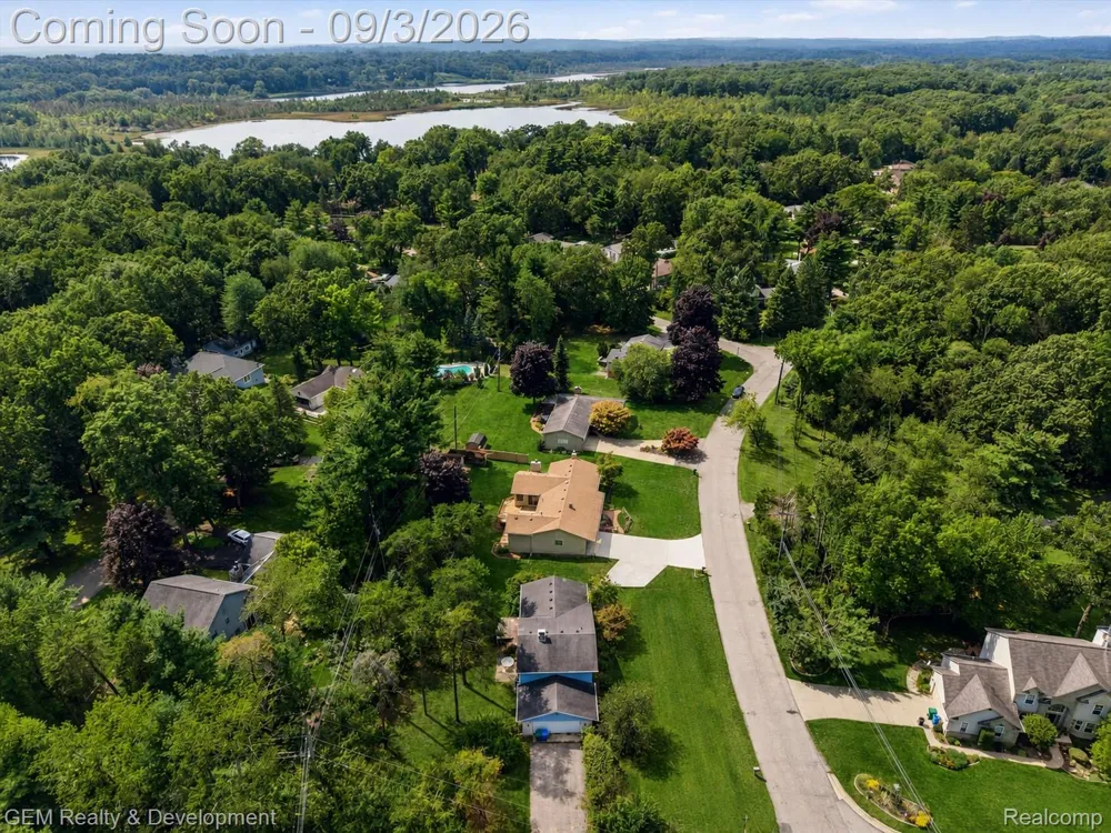 2067 Glen Iris Drive Commerce Charter Township, MI 48382