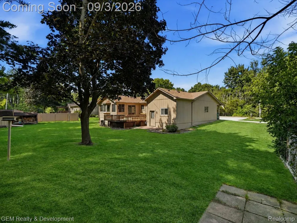 2067 Glen Iris Drive Commerce Charter Township, MI 48382