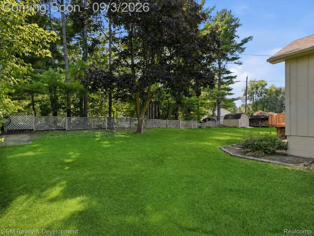 2067 Glen Iris Drive Commerce Charter Township, MI 48382