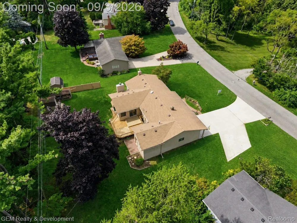 2067 Glen Iris Drive Commerce Charter Township, MI 48382