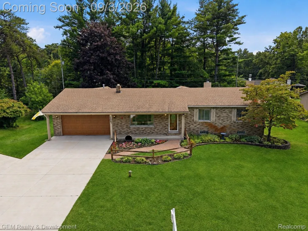 2067 Glen Iris Drive Commerce Charter Township, MI 48382