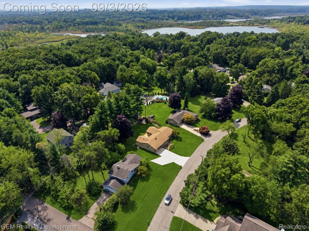2067 Glen Iris Drive Commerce Charter Township, MI 48382