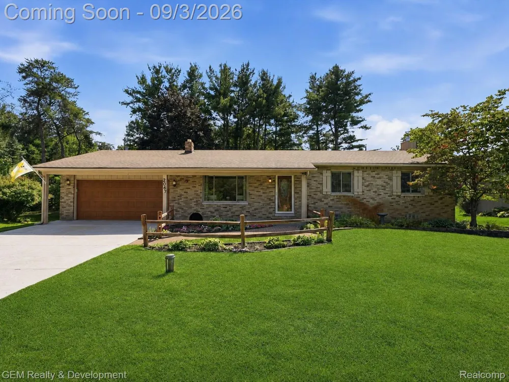 2067 Glen Iris Drive Commerce Charter Township, MI 48382