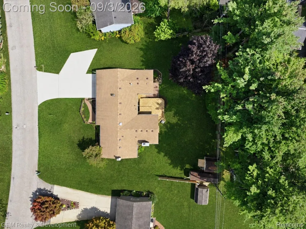 2067 Glen Iris Drive Commerce Charter Township, MI 48382