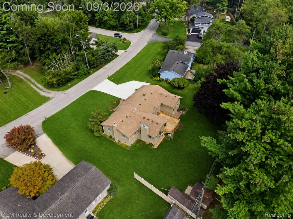 2067 Glen Iris Drive Commerce Charter Township, MI 48382
