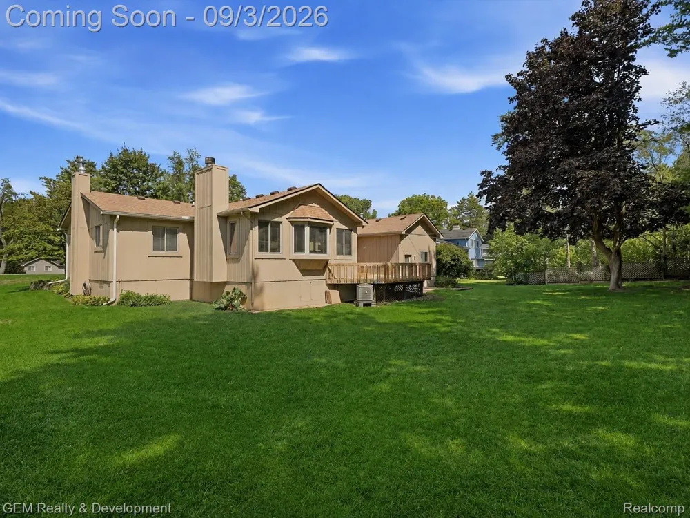 2067 Glen Iris Drive Commerce Charter Township, MI 48382