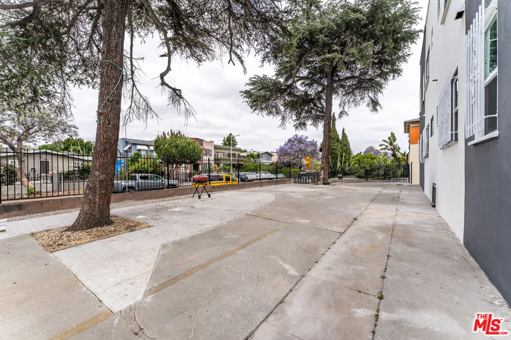 1519 W 30th Street Los Angeles, CA 90007