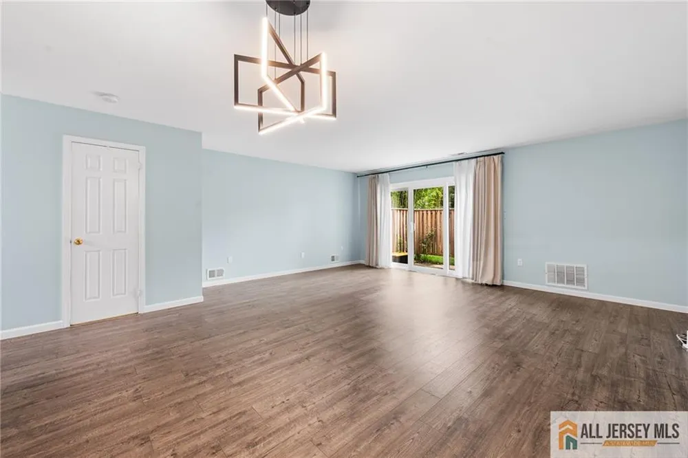 11 Canterbury Circle Franklin, NJ 08873