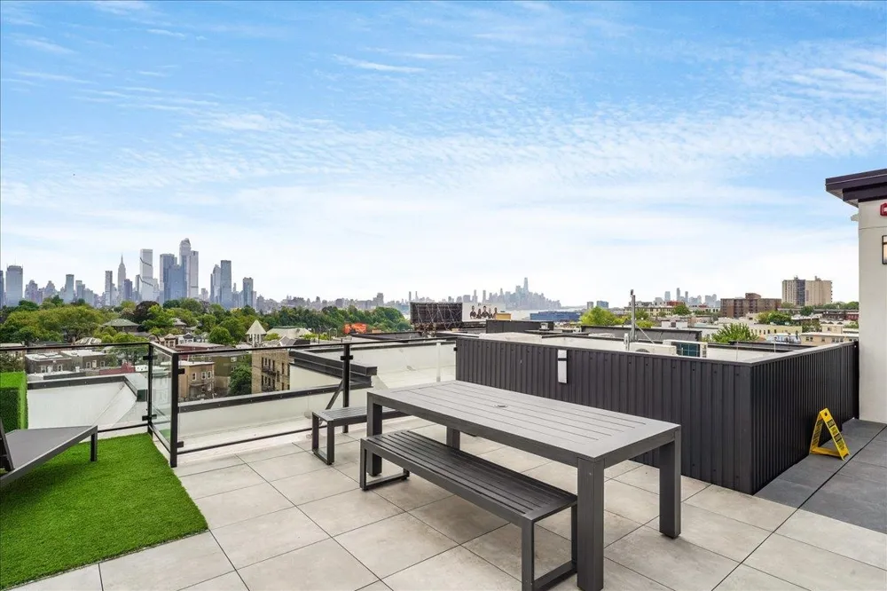 121 34TH ST Union City, NJ 07087