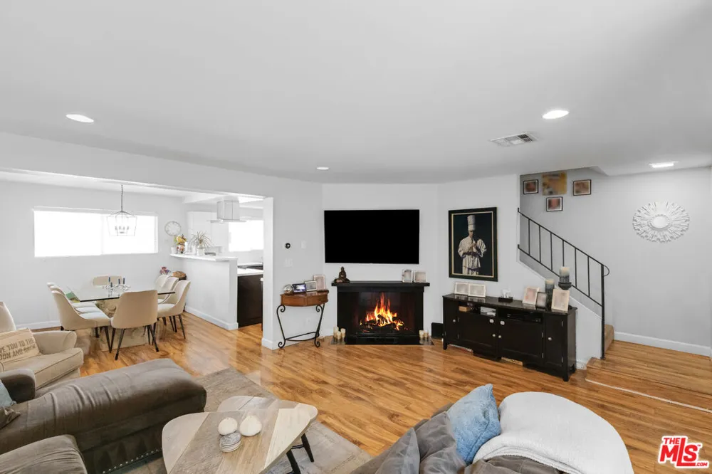18550 Hatteras Street Tarzana, CA 91356