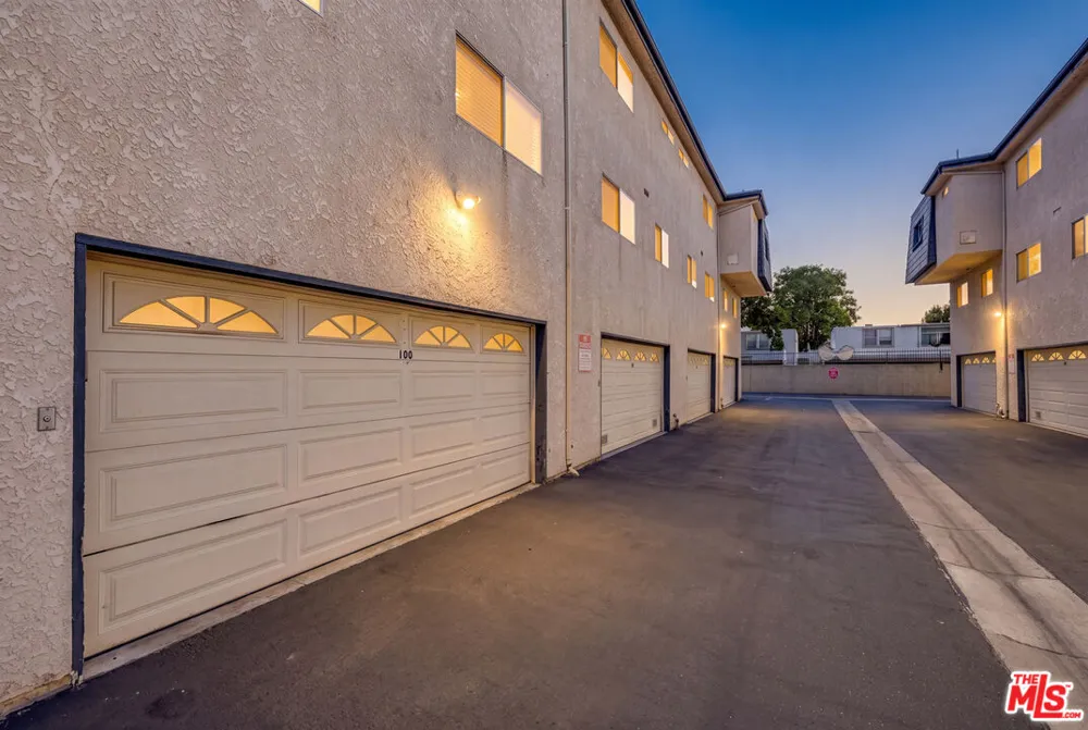 18550 Hatteras Street Tarzana, CA 91356