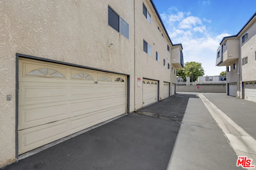 18550 Hatteras Street Tarzana, CA 91356