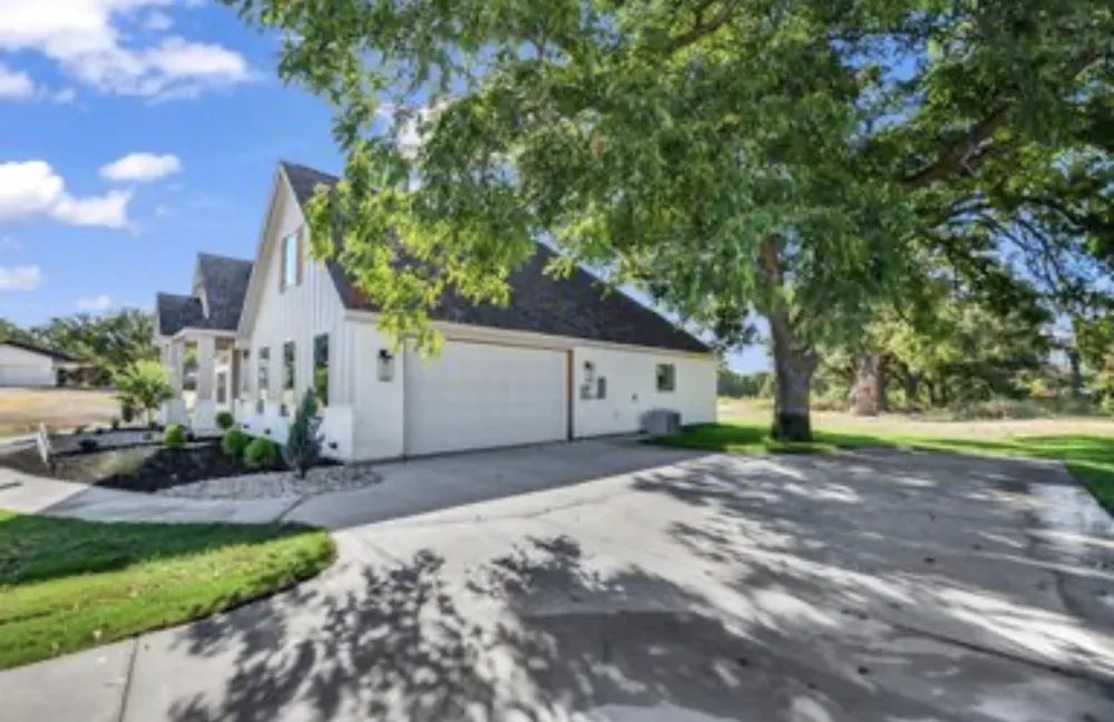1016 Arbor Vista Drive Azle, TX 76020