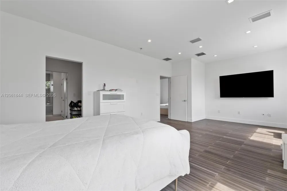 6810 NW 103rd Pl Doral, FL 33178