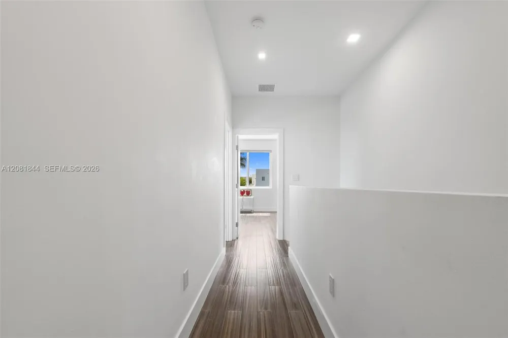 6810 NW 103rd Pl Doral, FL 33178
