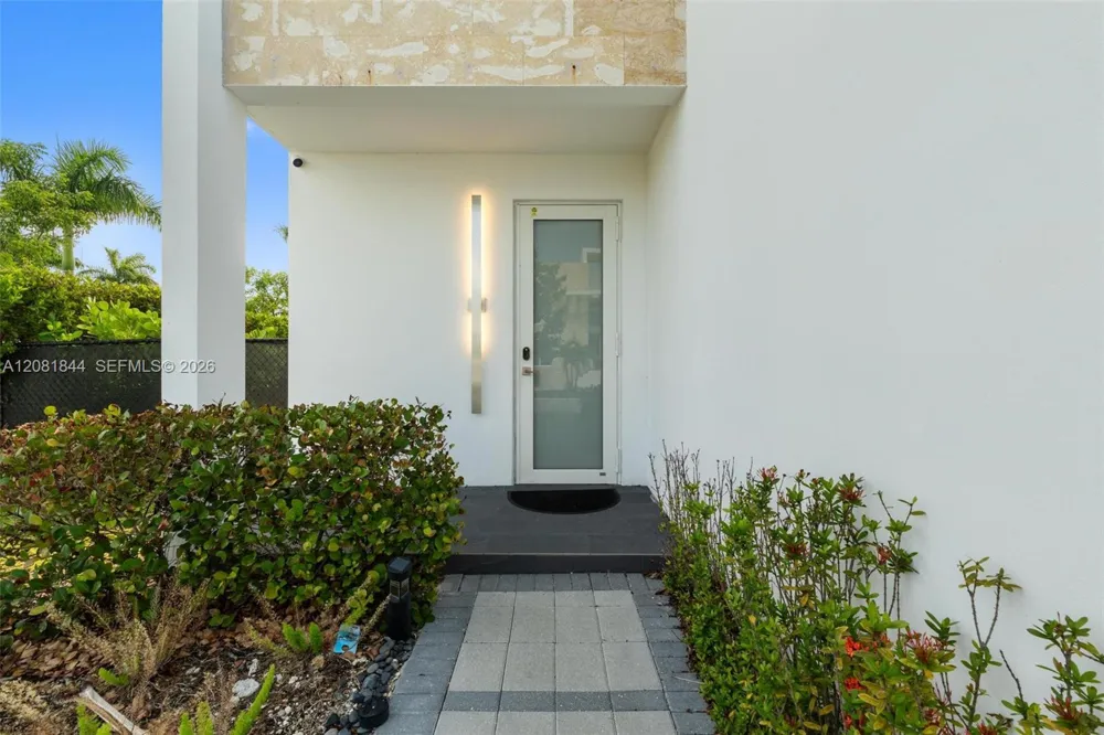 6810 NW 103rd Pl Doral, FL 33178
