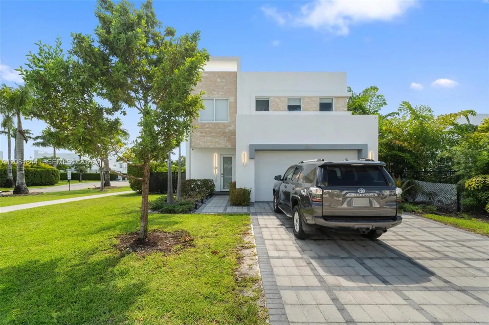6810 NW 103rd Pl Doral, FL 33178