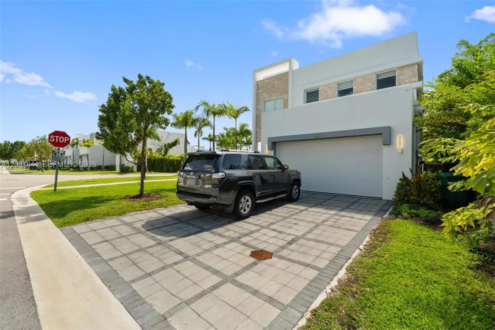 6810 NW 103rd Pl Doral, FL 33178
