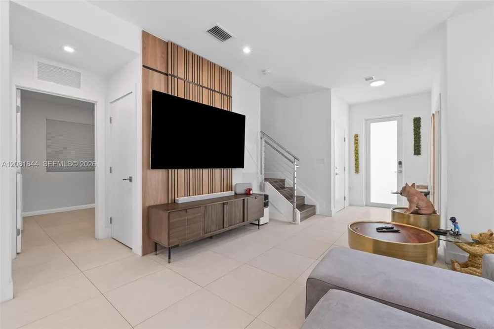 6810 NW 103rd Pl Doral, FL 33178