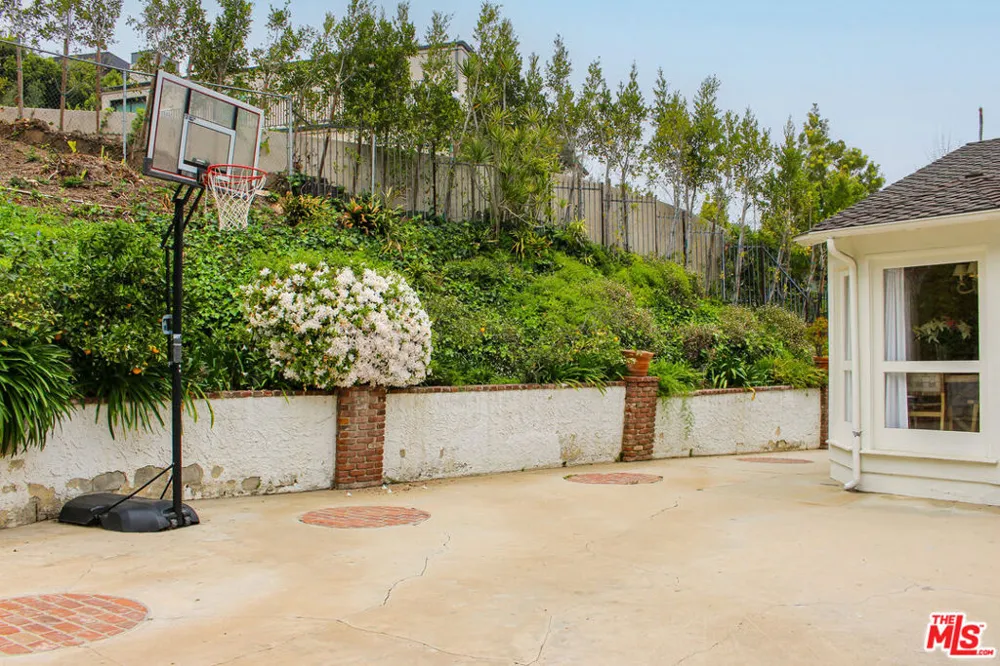 1079 MARILYN DRIVE Beverly Hills, CA 90210