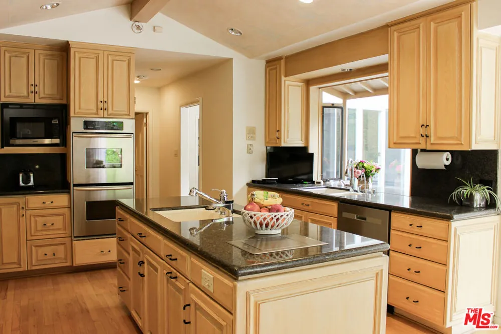 1079 MARILYN DRIVE Beverly Hills, CA 90210