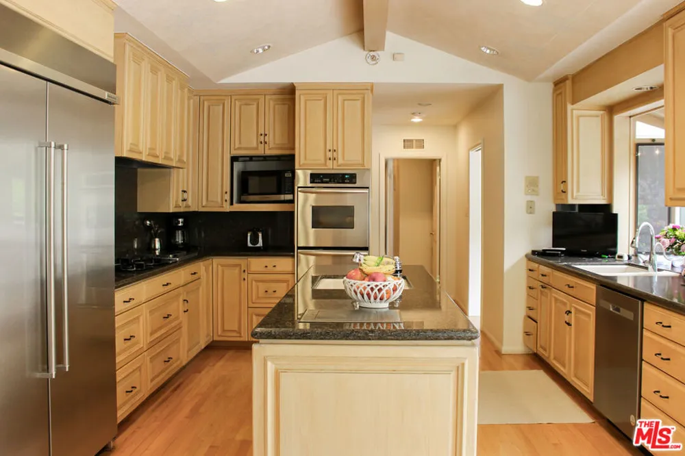 1079 MARILYN DRIVE Beverly Hills, CA 90210