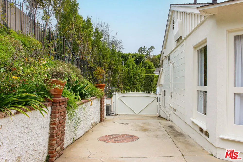 1079 MARILYN DRIVE Beverly Hills, CA 90210