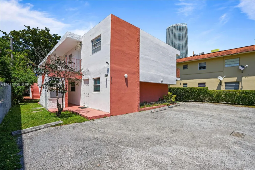 461 SW 7th St #4 Miami, FL 33130