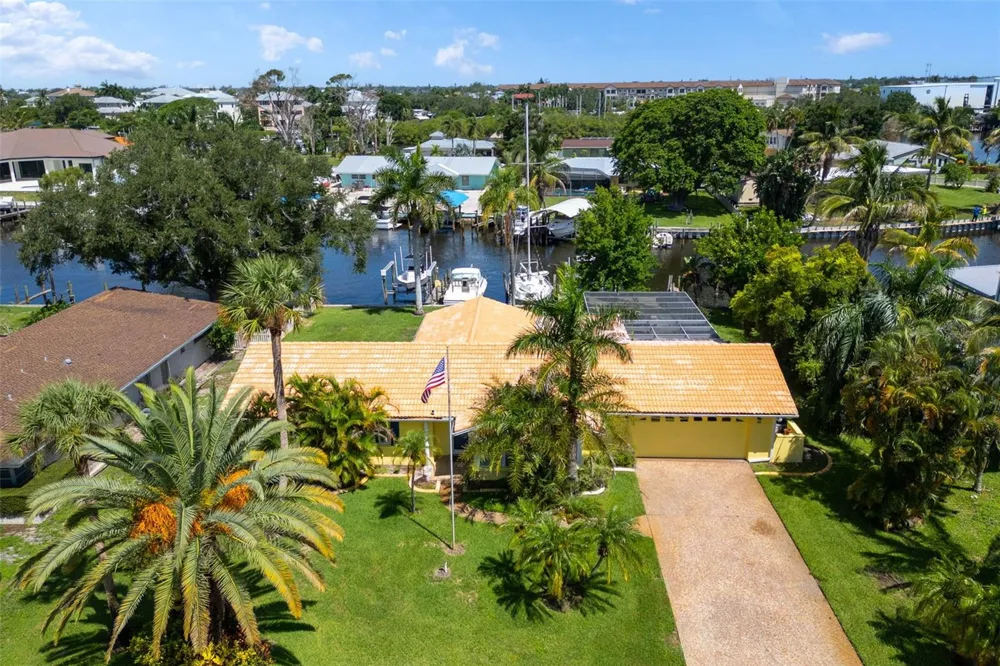 133 HOLLY AVENUE Sarasota, FL 34243