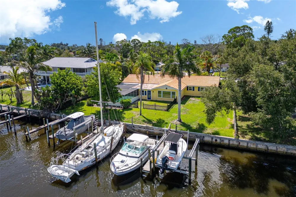 133 HOLLY AVENUE Sarasota, FL 34243